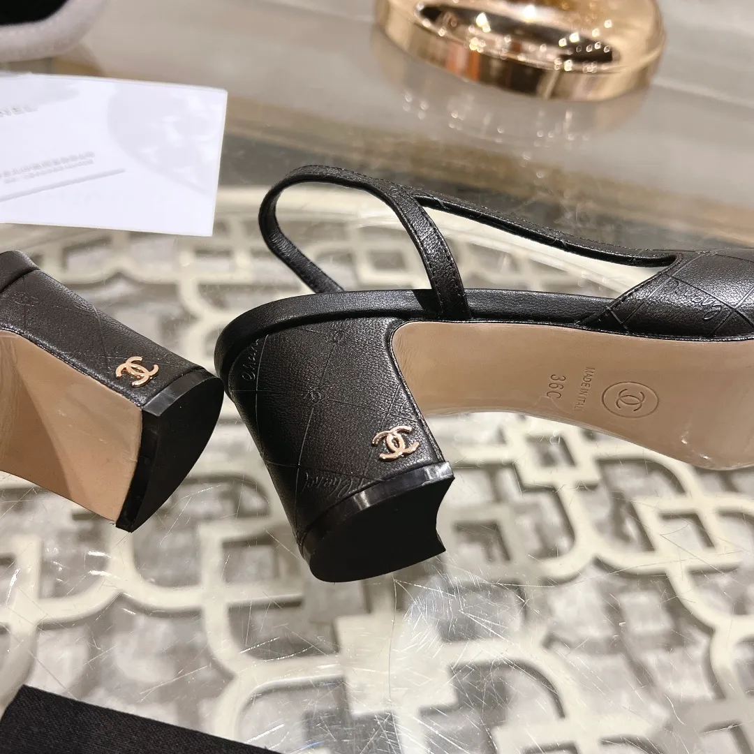 👟👟Ex-factory price 540👟👟 CHANEL Xiangjia 24vs spring and summer new fashion sandals series... Chanel is a very comprehensive noble fashion lifestyle brand. The same models are sold by major fashion bloggers and celebrities in Hong Kong, the United States, and other countries. They are simply beautiful. I fall in love with elegance and the playful sense of the future. I want to own them right away just by looking at them. But you can really think about a pair of exquisite high heels. This series is specially designed for extraordinary and indifferent ladies to create a unique overall effect. CHANEL designs products that inspire women to move forward and highlight their charm... 1️⃣Material: Original customized patent leather + imported sheepskin 2️⃣Inner lining: Original customized imported sheepskin 3️⃣Feet: Original customized imported sheepskin 4️⃣Outsole: Genuine leather sole imported from Italy 5️⃣Heel height: 2.5cm/6.5cm/9cm 6️⃣Number: 34-43 (34.40.41.42.43 customization is not returnable) 7️⃣Packaging: The latest and exquisite full set of packaging at the counter